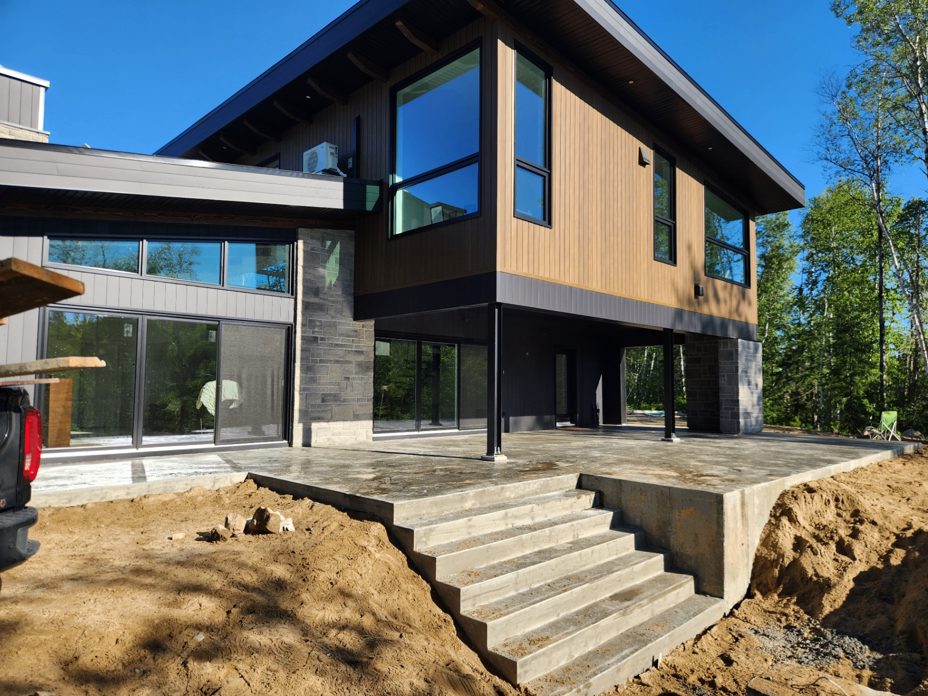 Patio en béton haut de gamme avec piscine et foyer